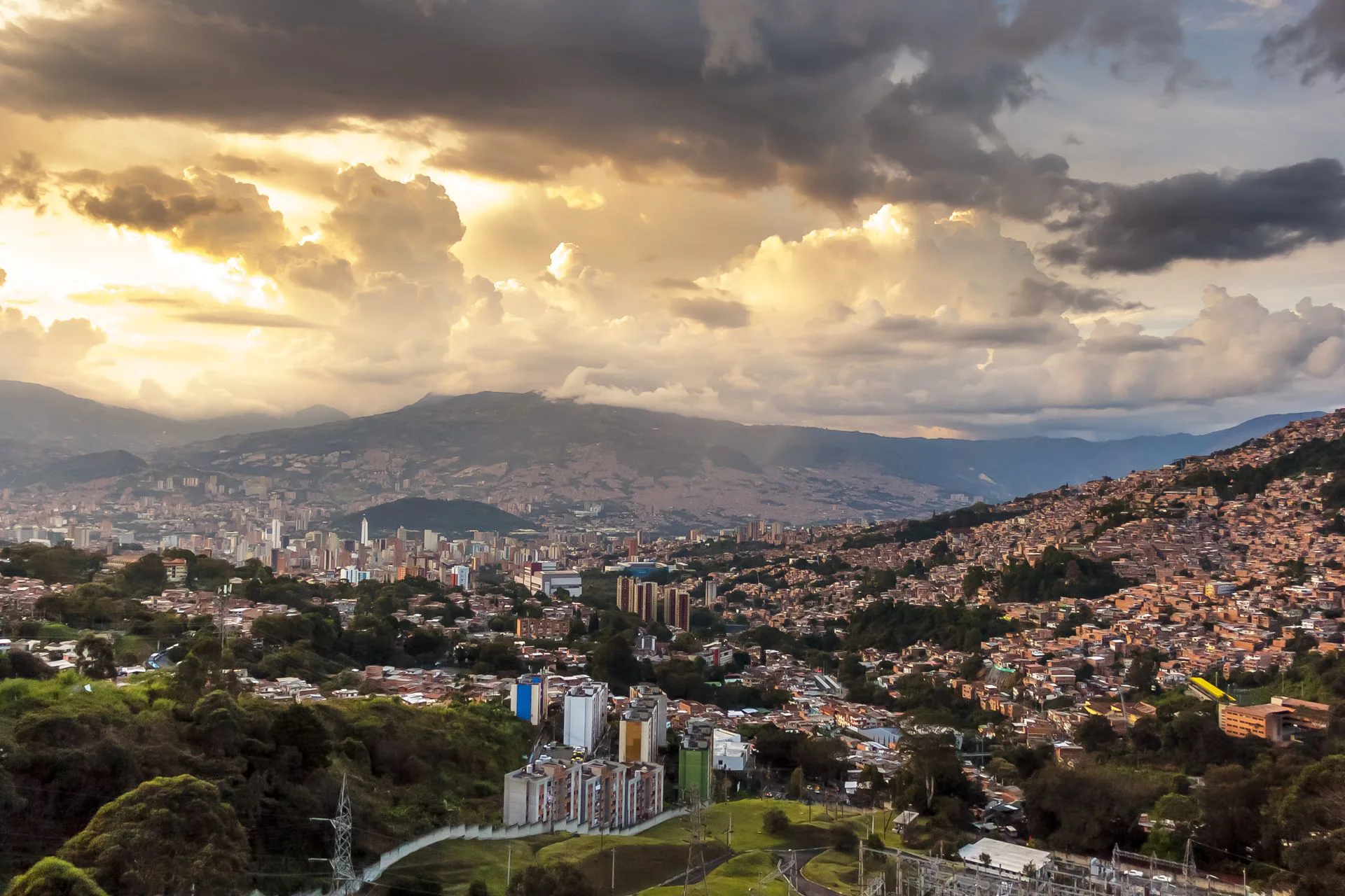 Medellín entre montañas al amanecer