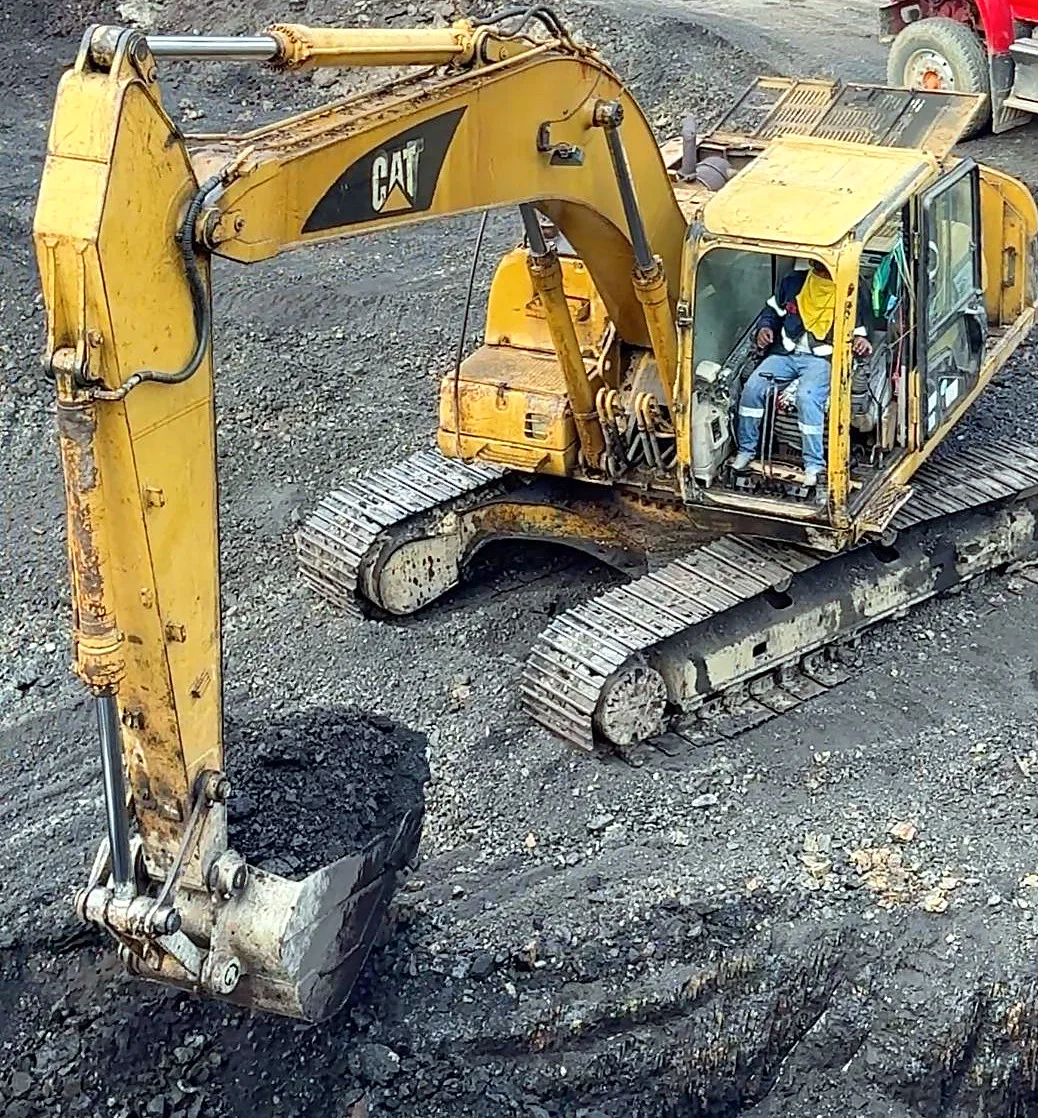 Excavadora en el frente de explotación de carbón, con el operador en cabina